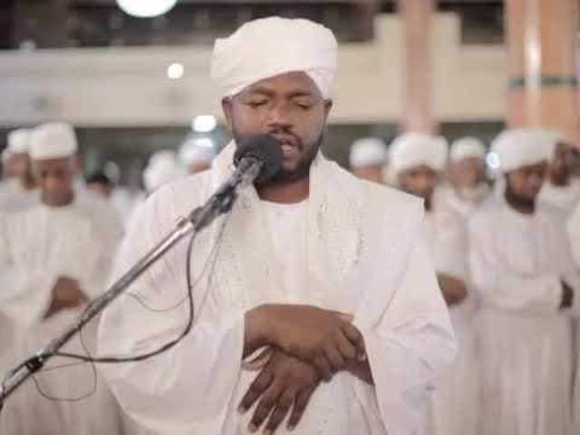 شاهد بالفيديو.. قارئ باكستاني يرتل القرآن بصوت جميل على طريقة الشيخ السوداني
