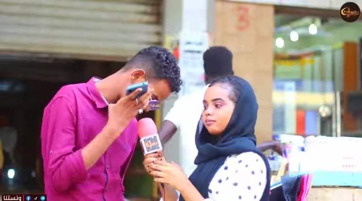 بالصورة والفيديو.. شاهد ردة فعل شاب سوداني عندما طلب منه صديقه المقرب الزواج من شقيقته على الهواء مباشرة