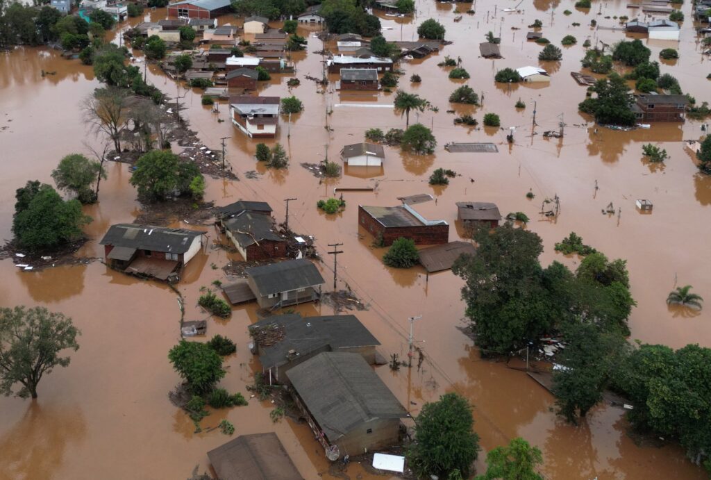 مقتل 37 على الأقل وفقد أكثر من 70 في أمطار غزيرة بجنوب البرازيل