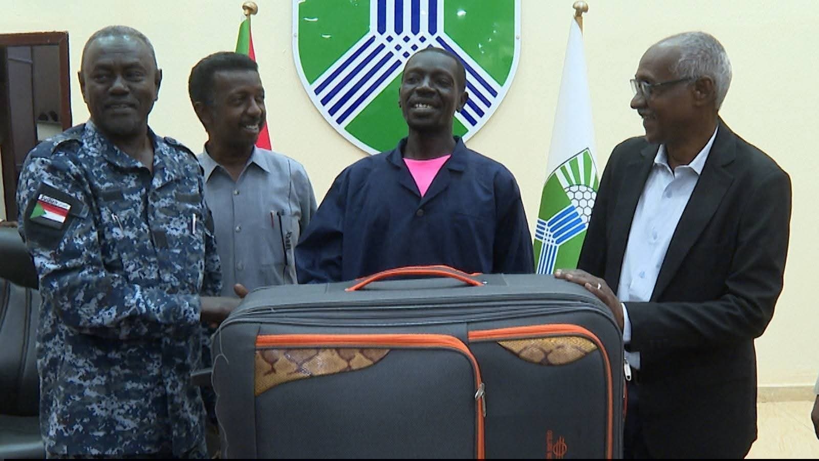 والي الخرطوم يستجيب لاثنين من عمال نظافة الطرق واكمال مراسم زواجهما