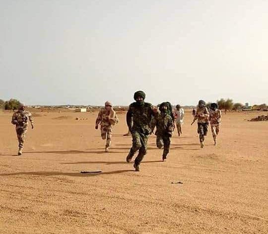 بالفيديو.. عناصر المليشيا يفرون من المسافة صفر ويتركون طعامهم فور رؤية جنود الجيش