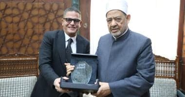 عبد الفتاح عبد المنعم يهدى شيخ الأزهر درع اليوم السابع ويهنئه بعيد ميلاده