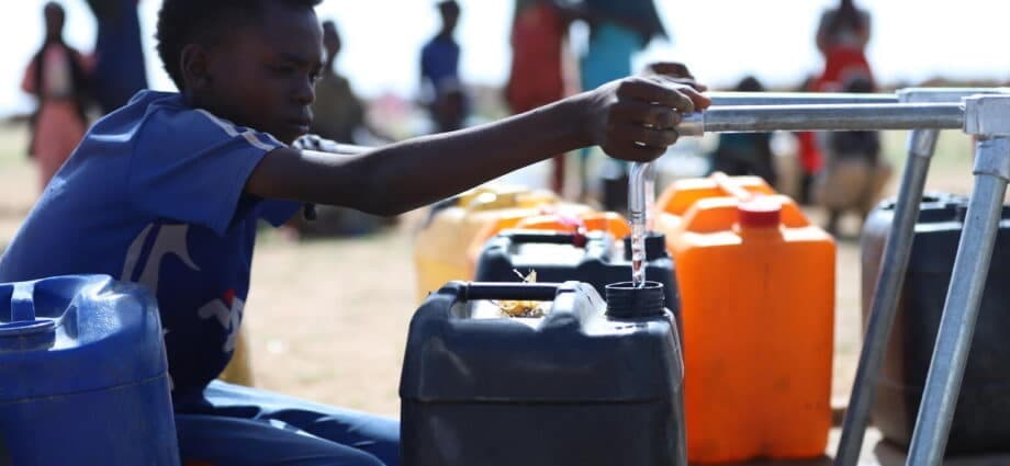 مدينة الواقع الافتراضي تشعل الغضب ومواطنون يبحثون عن قطرة مياه