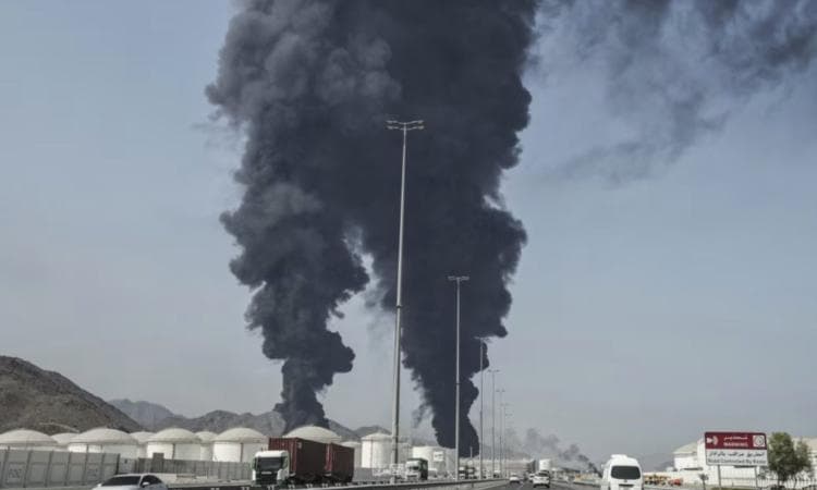 حريق بمنطقة الفجيرة للصناعات البترولية بعد استهدافها بمسيرة قادمة من إيران