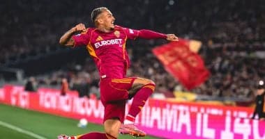 روما ضد فيورنتينا.. الذئاب يتقدمون بثلاثية في الشوط الأول