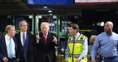 بسبب قضية إبستين.. ترامب يوجه إشارة بذيئة لعامل فى مصنع سيارات فيديو