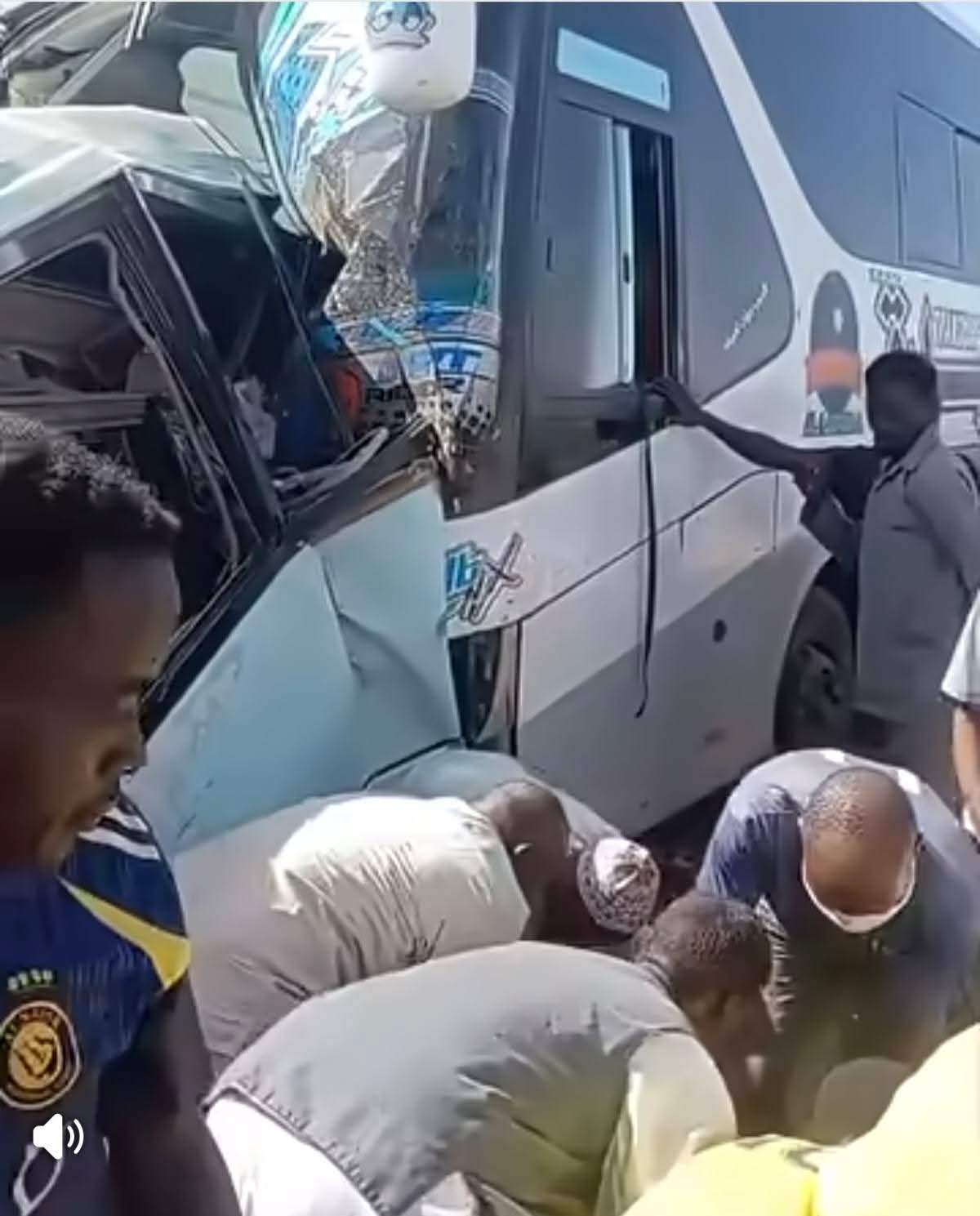 طريق الموت يحصد الأرواح.. ضحايا ومصابون في حادث مروع بين بص وحافلة بشارع مدني