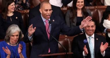 زعيم الأقلية الديمقراطية: سأطالب مستشارى ترامب بإجابات حول خططهم بشأن فنزويلا