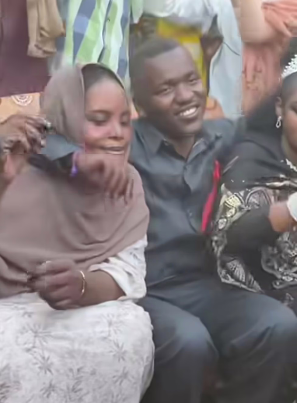 شاهد بالصورة والفيديو.. سيدة سودانية تزف زوجها عريسا لزوجته الجديدة وتشاركه الرقص في حفل زفافه