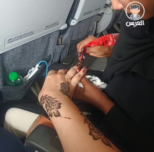 شاهد بالصورة.. عروس سودانية تحكي قصة عن طيبة السودانيين: كنت مضطرة أسافر يوم زواجي وكنت مكتئبة وبطني طامة..قابلت سيدة في الطائرة أخرجت كيس الحنة ورسمت لي حنة العرس ونحنا في الجو