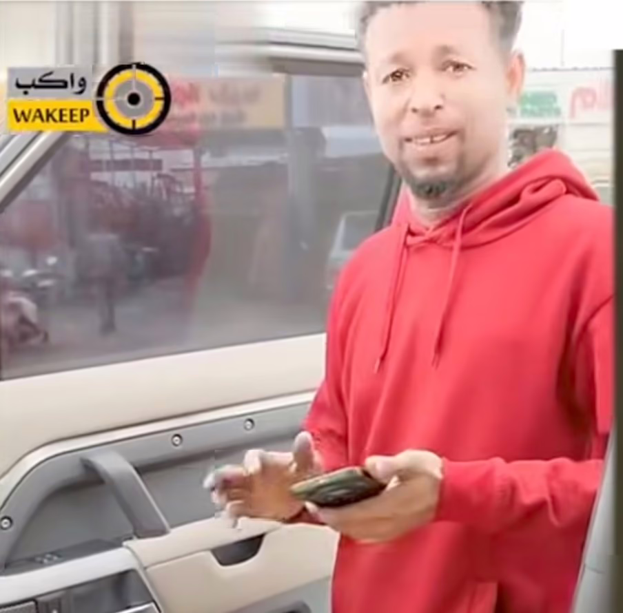 شاهد بالصورة والفيديو.. مواطنة سعودية توثق لعزة نفس مقيم سوداني بالمملكة بعدما قدمت له هدايا رفض أن يأخذها رغم إصرارها الشديد