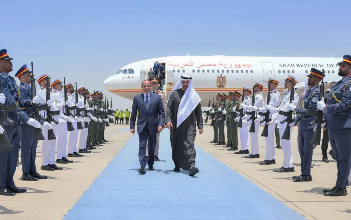 السيسي في أبوظبي ومسقط لتأكيد التضامن وبحث سبل إنهاء التصعيد
