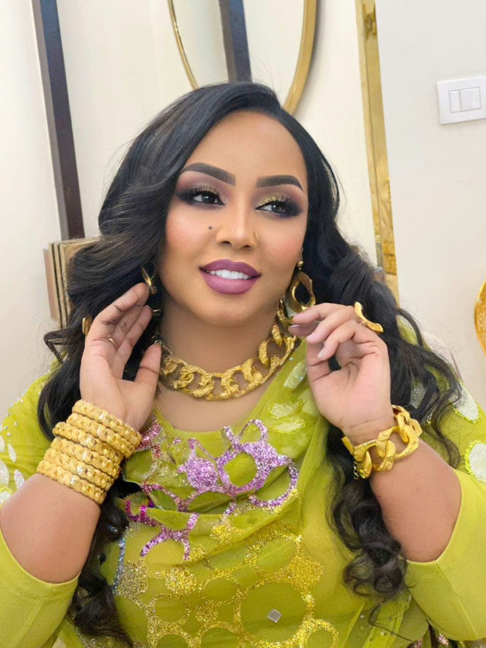 شاهد بالفيديو.. الفنانة هدى عربي تحصل على أموال طائلة بالعملة المصرية أثناء إحيائها حفل زواج سوداني بالقاهرة والجمهور: أعلى نقطة في العام 2026