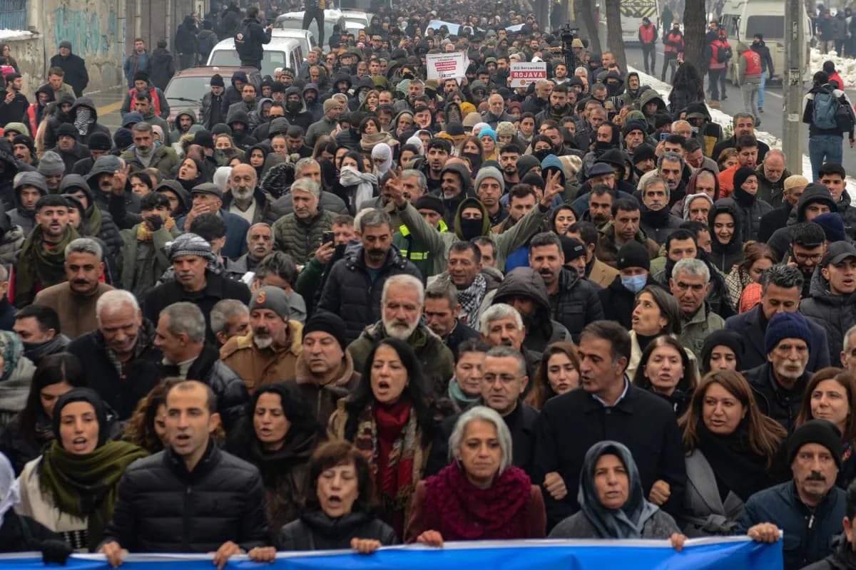 أكراد يحتجون في تركيا على الاشتباكات في حلب السورية