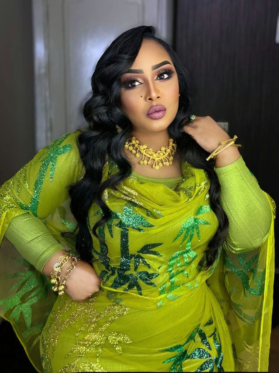 شاهد بالصورة والفيديو.. أشعلت حفل غنائي بالقاهرة.. ظهور مطربة جديدة شبيهة بالفنانة هدى عربي