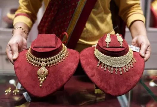 رغم ارتفاعه... الذهب يتجه لخسارة شهرية ثانية مع تصاعد التضخم وارتفاع الفائدة