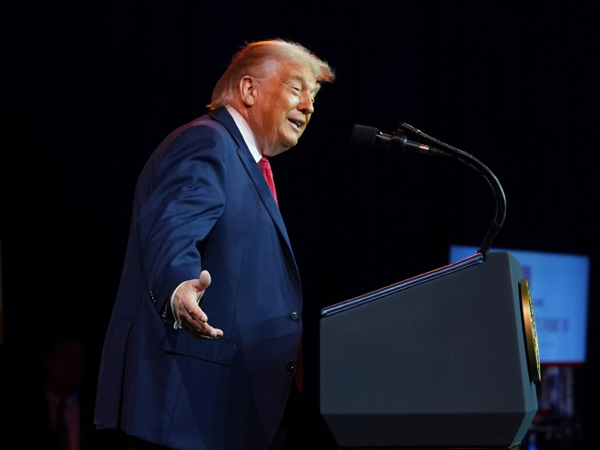 كاتب فنزويلي: 10 نقاط تشرح منطق ترامب بالحكم