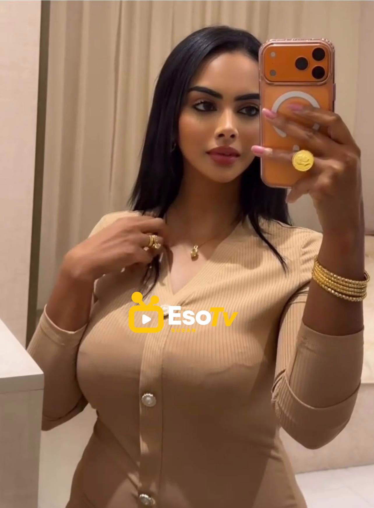 شاهد بالصور.. بفستان أنيق.. زوجة الحرس الشخصي لقائد الدعم السريع الحسناء تخطف الأضواء في أحدث إطلالة لها