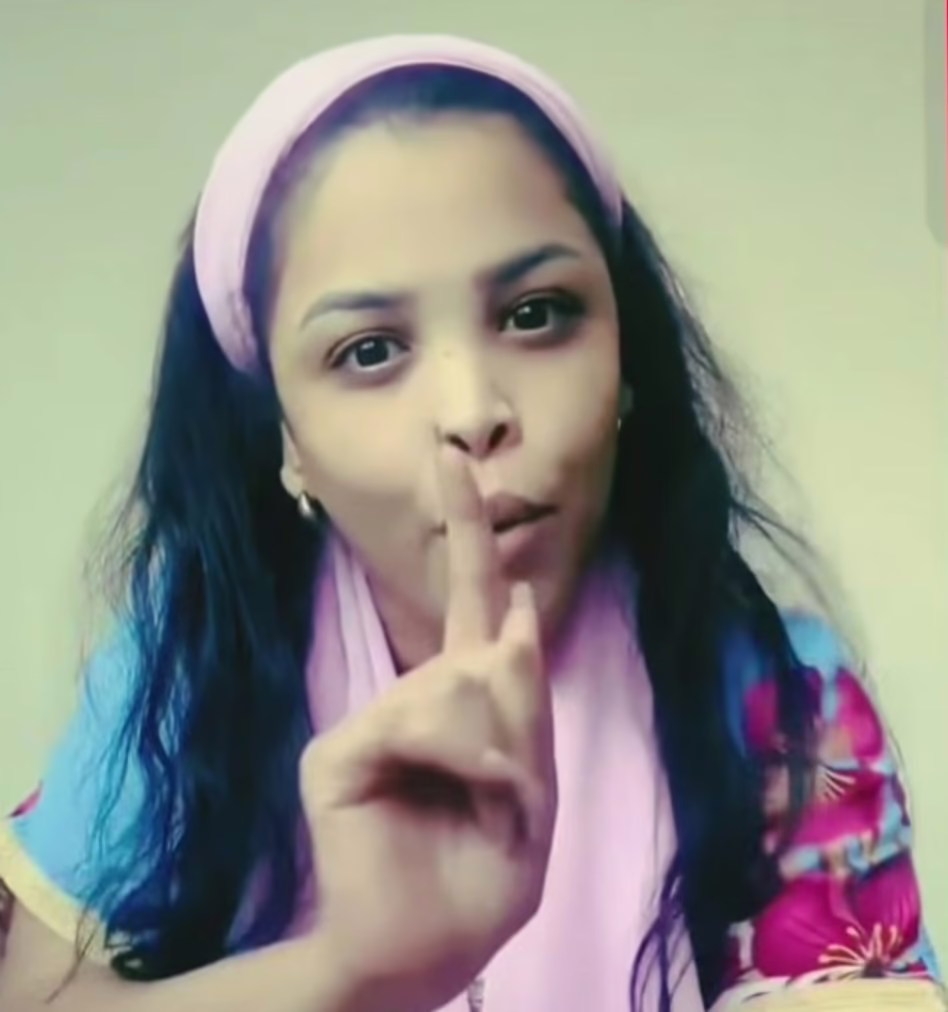 شاهد بالصورة والفيديو.. الفنانة رؤى محمد نعيم ترد على متابعة وصفتها بــالبايرة: بعرس أبوك عشان أجهجهك انتي وأمك
