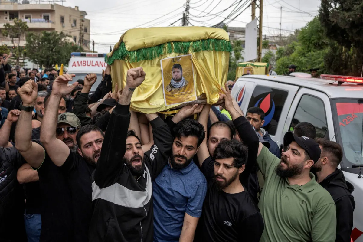 قبور حديثة امتلأت بالجثث... حزب الله يتكبد خسائر فادحة وسط انتقادات لبنانية متزايدة