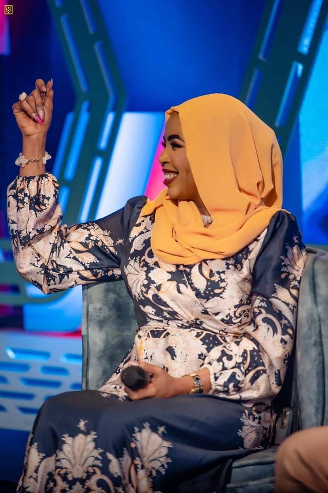 شاهد بالفيديو.. الفنانة إنصاف فتحي تكسب احترام الجميع بعد ظهورها وهي تغني وسط النازجين بمعسكر أزهري المبارك بالشمالية