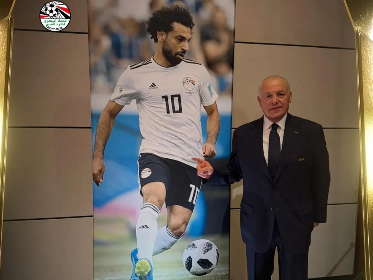 رئيس اتحاد الكرة المصري يتابع برنامج علاج محمد صلاح