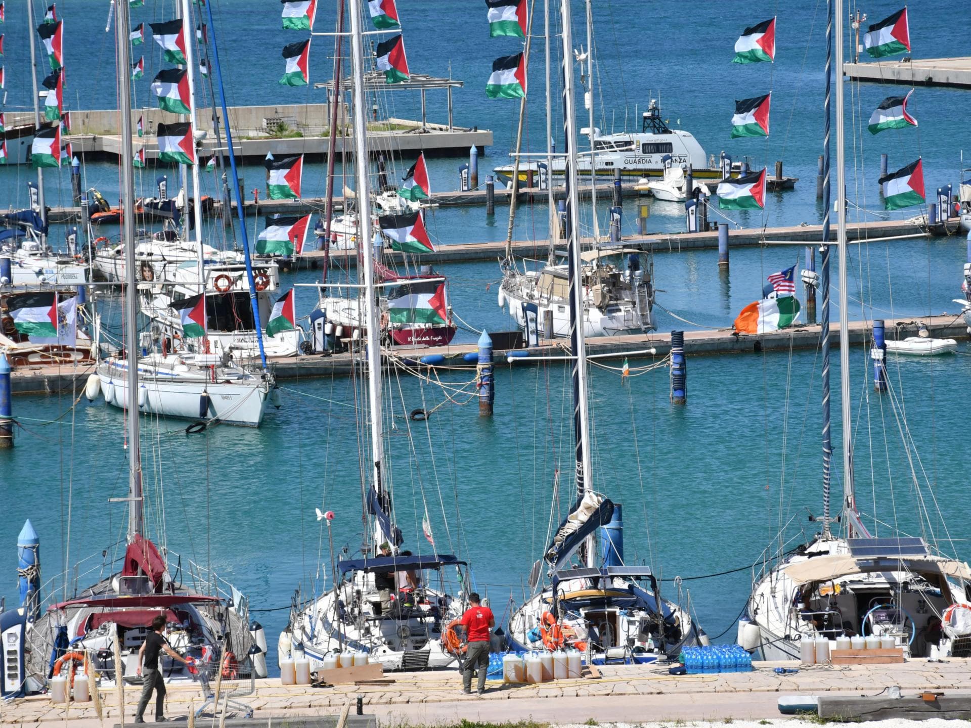 خبراء: اعتراض أسطول الصمود في المياه الدولية جريمة حرب