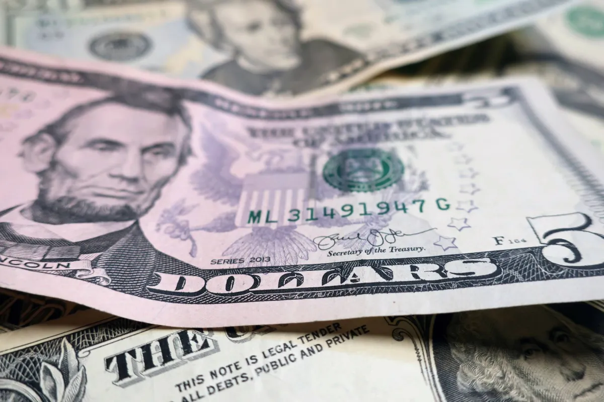 هبوط الدولار مع ترقب الأسواق لنتائج دبلوماسية السلام بالشرق الأوسط