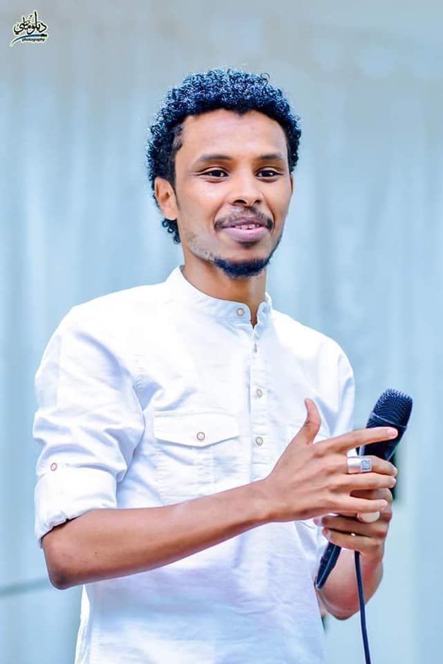 شاهد بالفيديو.. بعد نهاية حفله الجماهيري بالقاهرة.. الفنان أحمد فتح الله يجري هربا من الجمهور