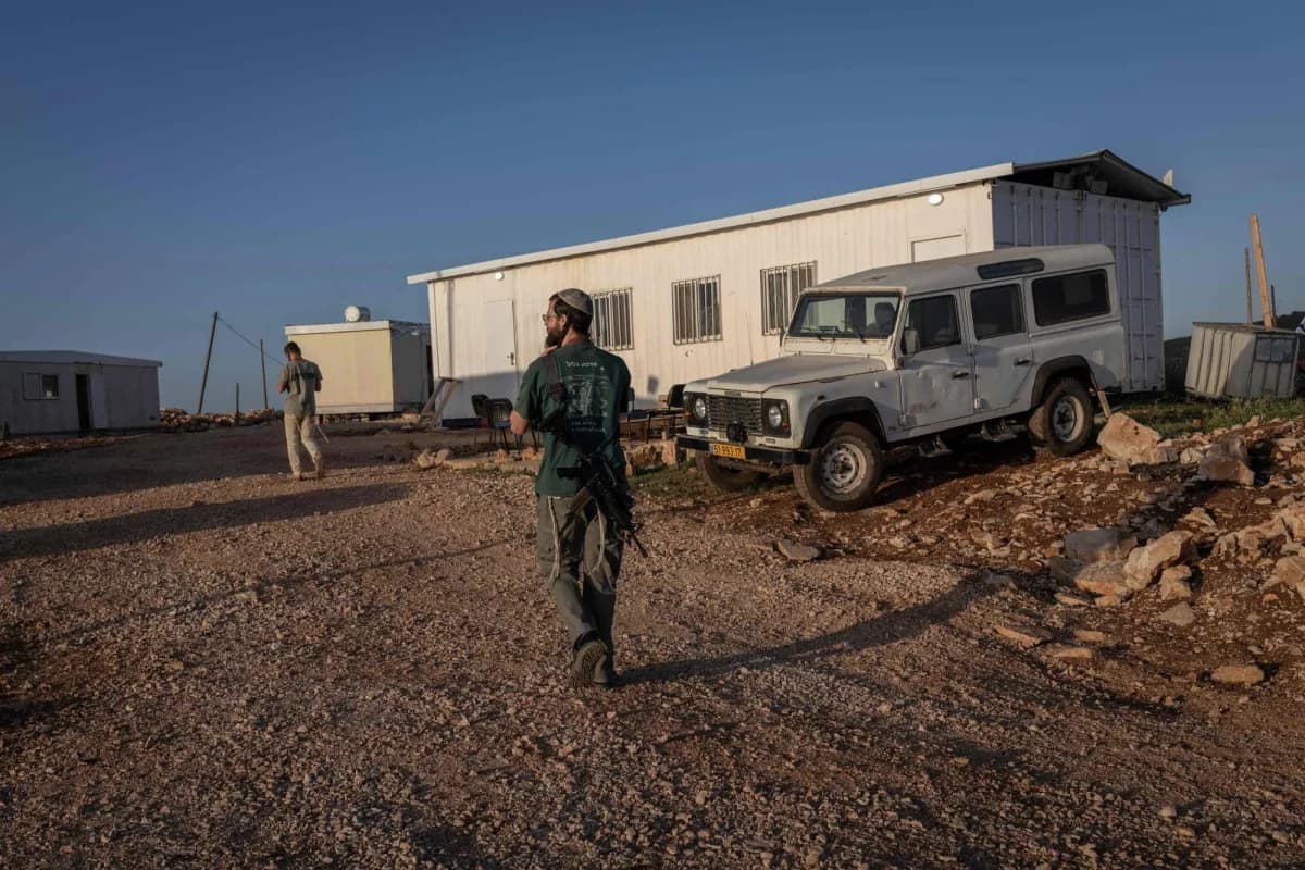 مستوطنون يهاجمون منازل فلسطينيين في الخليل بالضفة الغربية