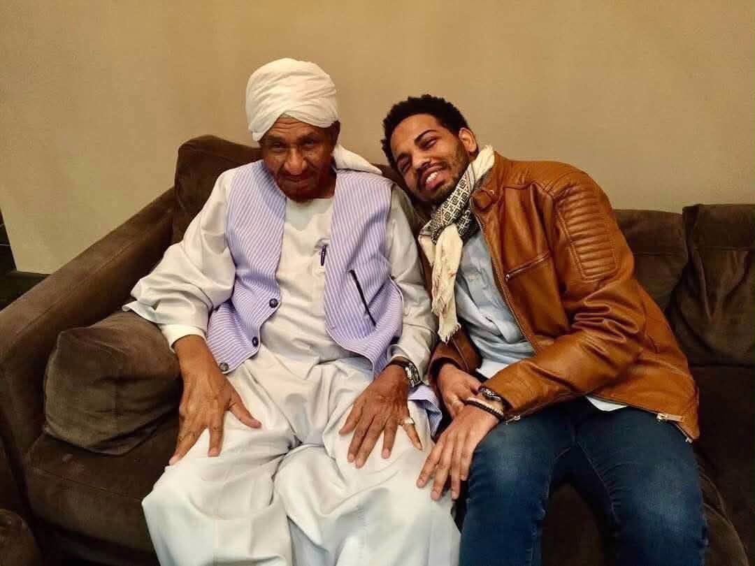 شاهد.. صورة مؤثرة لفقيد أسرة المهدي مع جده الإمام تثير حزن الأنصار