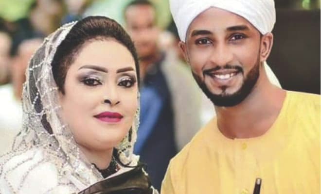 شاهد بالفيديو.. مهما كبرت لكنك تبقى في نظر أمك طفل.. الفنانة حنان بلوبلو تحرس إبنها المطرب محمد بشير بالنظرات في كل مكان وساخرون: خائفة عليك من الخالات الذين من حولك