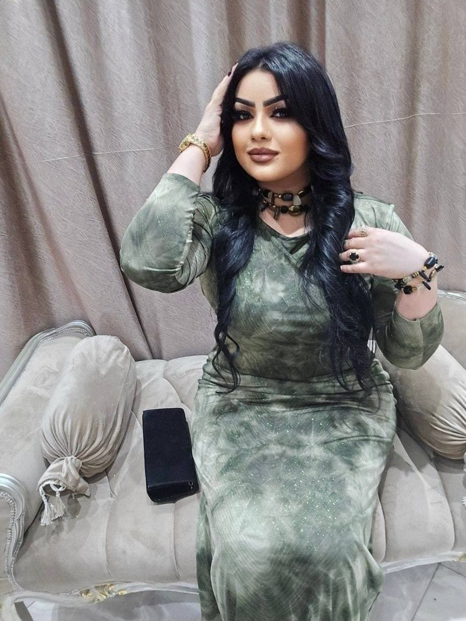 شاهد بالفيديو.. لون الهدوء والنقاء والتجدد المطربة السودانية الحسناء أفراح عصام تستعرض جمالها داخل محلها التجاري بالقاهرة بإطلالة أنيقة