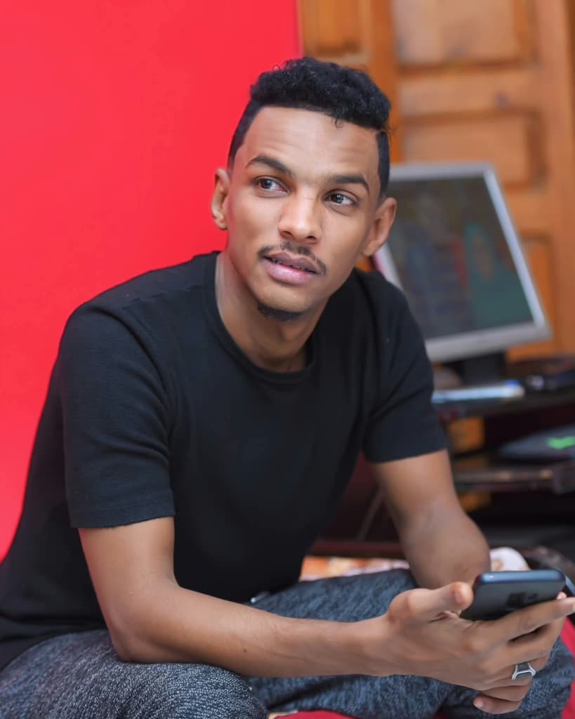 شاهد.. البرنس يشعل النيران بتصريحات خطيرة في تسجيل صوتي مسرب: الفنانات كلهم بسكروا واكتشفتهم كلهم سكرانات