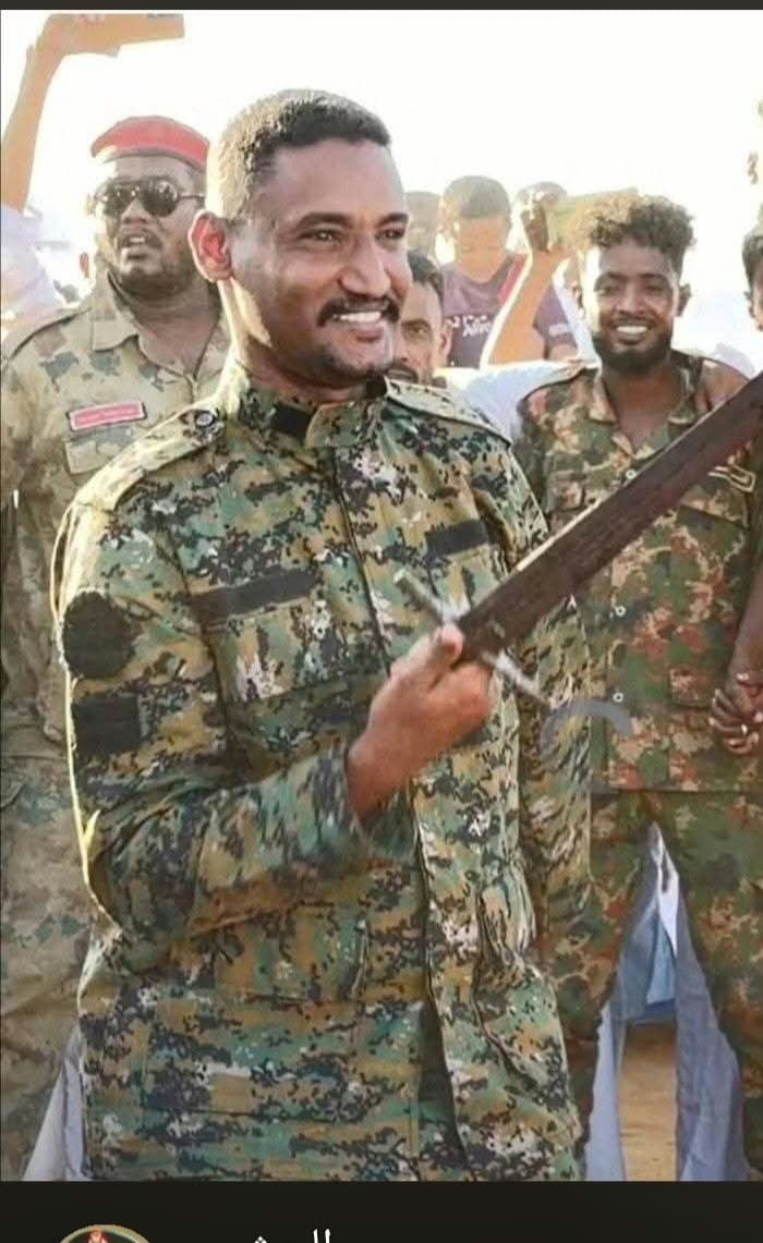 شاهد.. صورة تدمي القلوب لزوجة عزام كيكل مع بناتها الذين استشهدوا مع والدهم في هجوم لمسيرة تتبع لمليشيا الدعم السريع