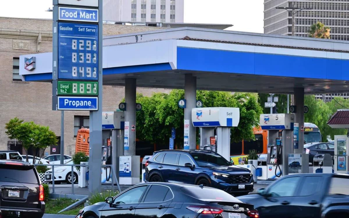 النفط يرتفع وسط تقارير تمديد الولايات المتحدة الحصار على إيران