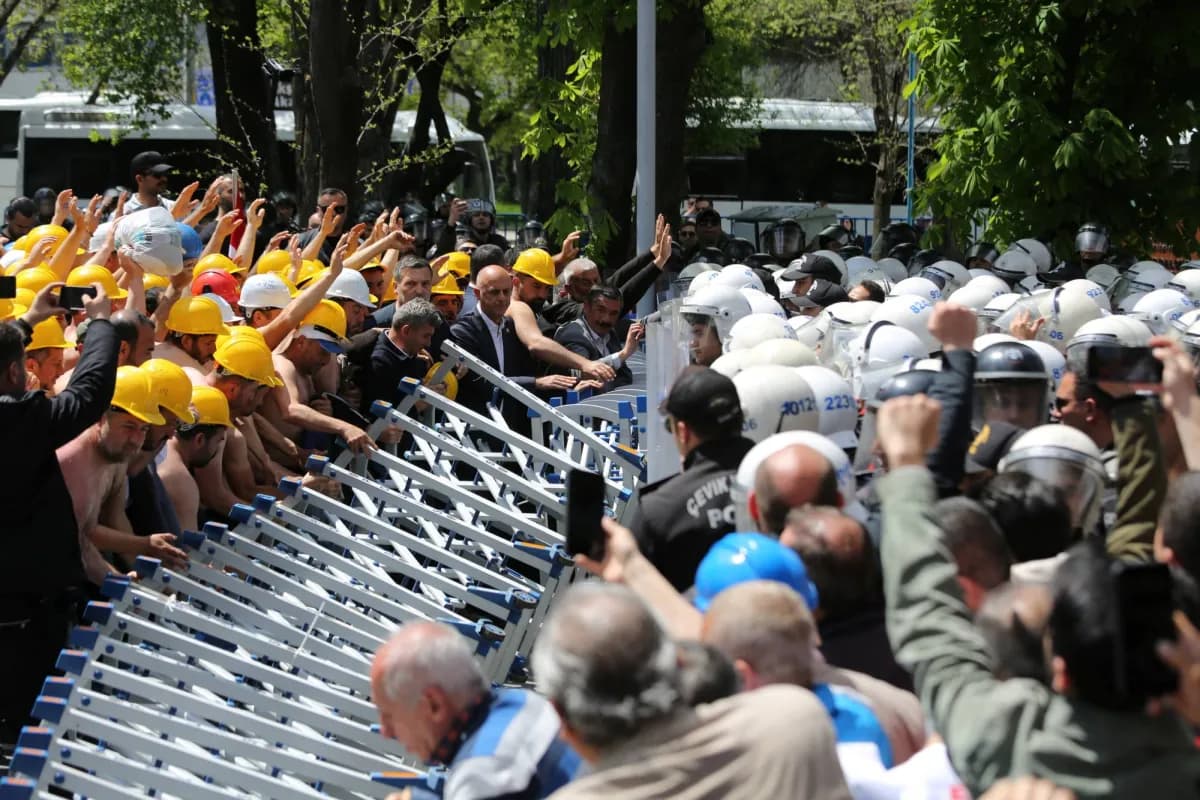 تركيا: اعتقالات بعد منع عمال مناجم مضربين عن الطعام من التظاهر