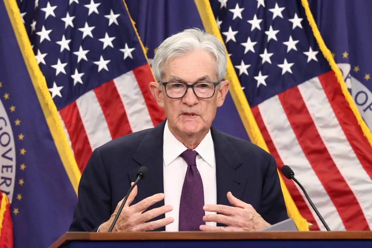 في مؤتمر الوداع والمواجهة... باول يهنئ وارش ويعلن بقاءه في الفيدرالي