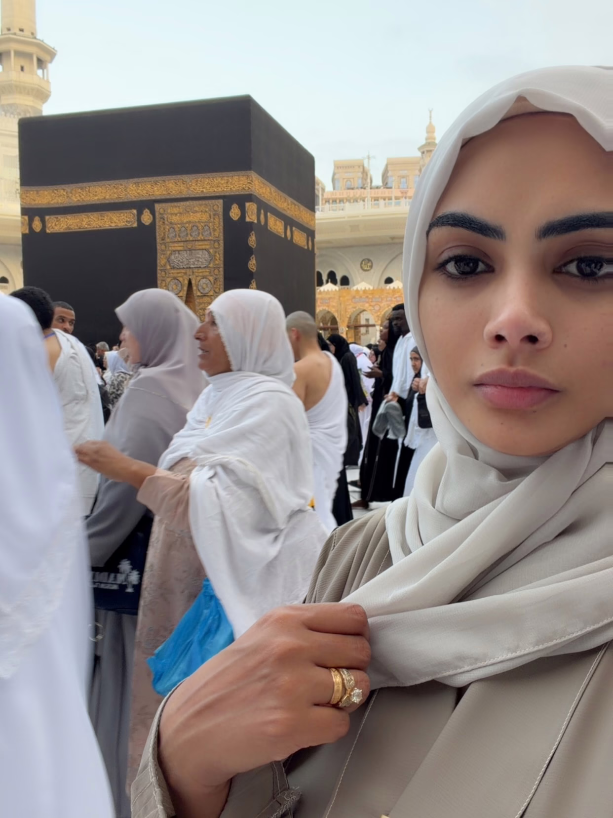 شاهد بالصور.. عمرة عن فقيد روحي.. المودل الحسناء أمل المنير تؤدي العمرة للمرة الثانية وتهدي ثوابهما لروح زوجها الحرس الشخصي لقائد الدعم السريع والجنس اللطيف يسخر: عمرة بمكياج دي ما سمعنا بيها