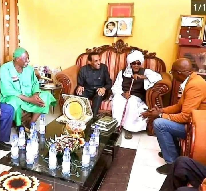 شاهد بالفيديو.. الصحفي عطاف عبد الوهاب يكشف تفاصيل مرافقة درمة لرئيس الوزراء في زيارته للفنان النور الجيلاني: مكتب كامل إدريس لم يدعو درمة لمرافقة الوفد وشخص متملق وعراف بالبيوت هو من دعاه