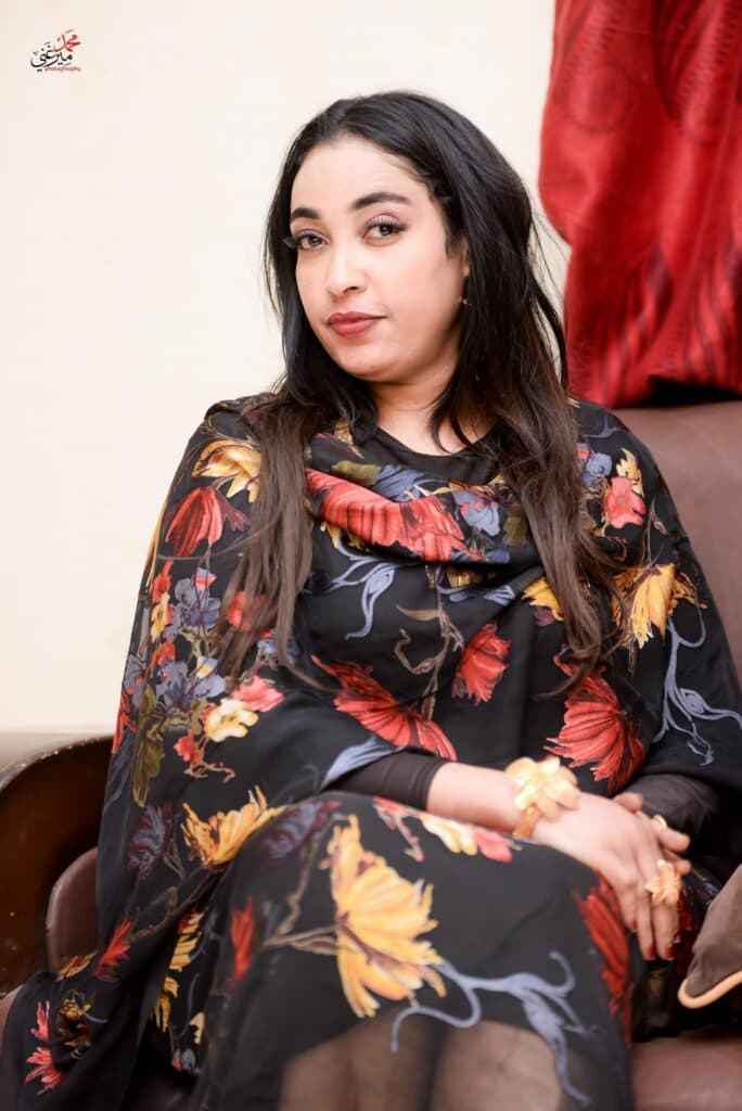 شاهد بالفيديو.. الفنانة شهد أزهري تفاجئ الجميع وتظهر في شكل البنت القروية من غير مكياج وتقول: أنا ملكة جمال السودان عديل كدة