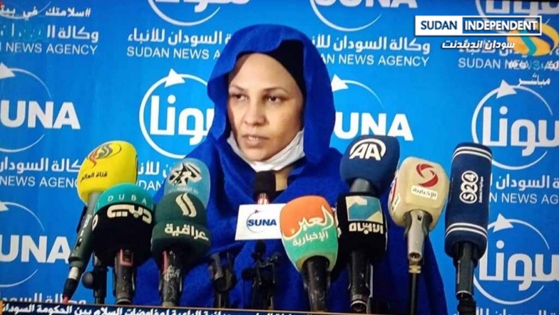 والدة الشهيد محمد هاشم مطر تسلم مذكرة لجان المقاومة لاعضاء مجلسي السيادة والحكومة الانتقالية.020 والدة الشهيد محمد هاشم مطر تسلم مذكرة لجان المقاومة لاعضاء مجلسي السيادة والحكومة الانتقالية.