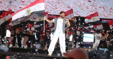 تامر حسنى يغنى مع الجمهور ويصافحهم بحفل Egyptian Fan Zone بالعاصمة الجديدة