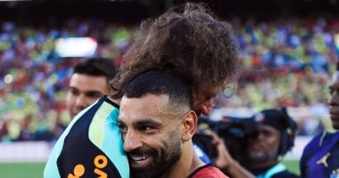 محمد صلاح وشوبير بالأحضان مع أليسون بيكر بعد مباراة مصر والبرازيل.. صور