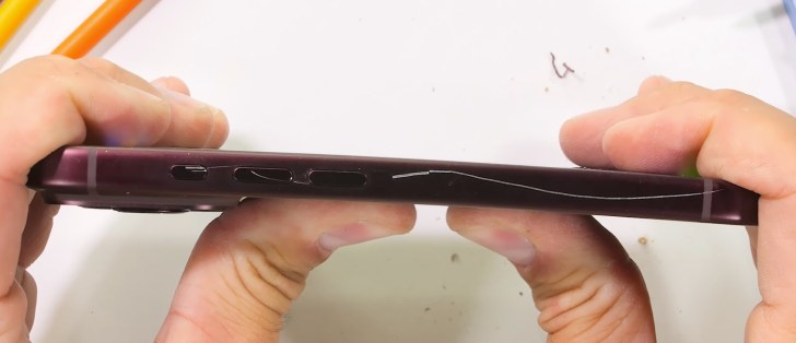 iPhone 18 Pro تحت اختبار الانحناء.. هل يصمد أمام الضغط
