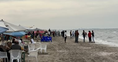 مشاهد ساحرة على شاطئ رأس البر في أجواء صيفية مميزة.. فيديو