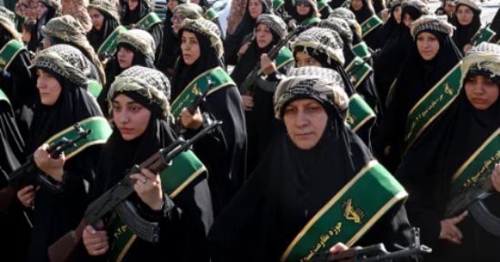 بمشاركة إيرانيات.. استعراض عسكري فى شوارع طهران تحسبا لهجوم برى أمريكى