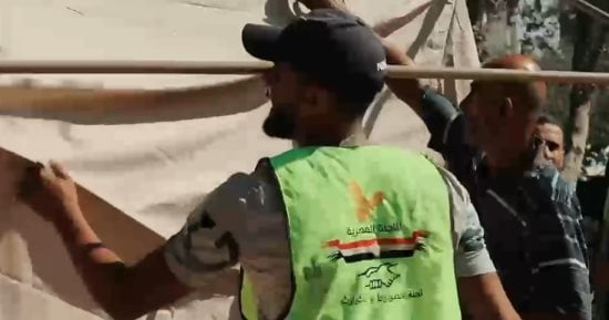 اللجنة المصرية توزع الخبز على الفلسطينيين بالتعاون مع المطبخ المركزي العالمي