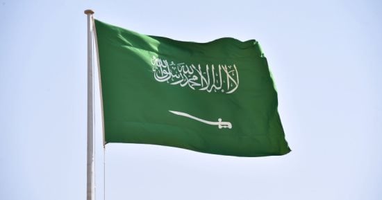 الدفاع المدني السعودي: إصابة مقيم وأضرار مادية في الرياض إثر سقوط شظايا صاروخ