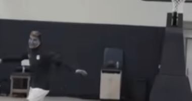 مباراة كرة سلة تجمع حسام حسن مع ثلاثي المنتخب قبل مواجهة إيران.. فيديو